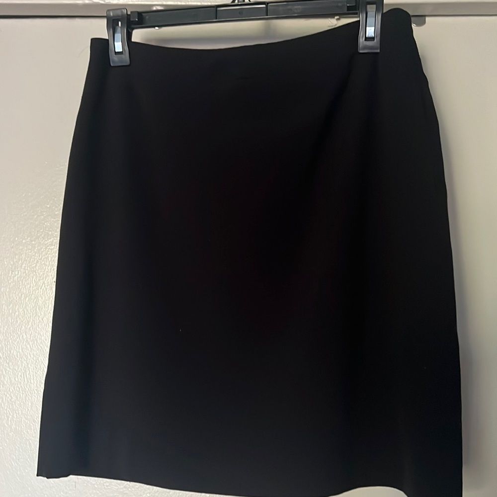 Hilard and Hanson petit black skirt